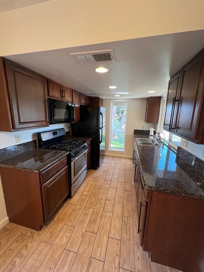 Building Photo - Beautiful 2 bedroom Condo