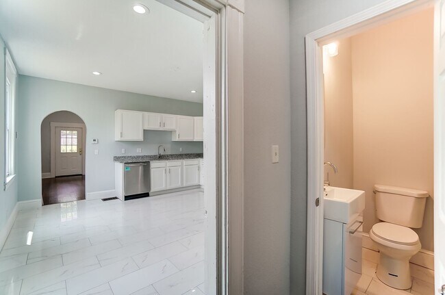 Building Photo - Spacious Four Bedroom in Cincinnati!