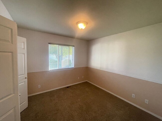 Building Photo - Sunshine Meadow 3 Bed/2 Bath Rancher