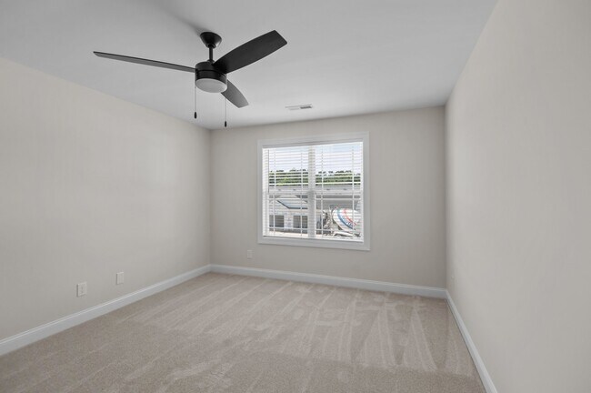Building Photo - 4400 Laurel Rdg Dr