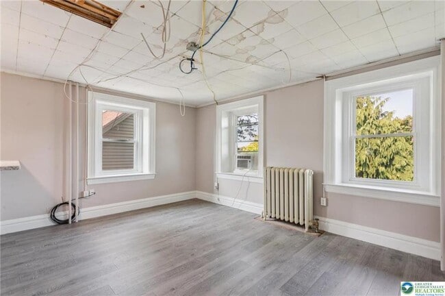 Building Photo - 313 Edgewood Dr
