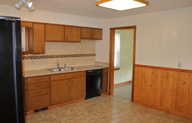 Building Photo - 4 bedroom/1 Bath Single Home!