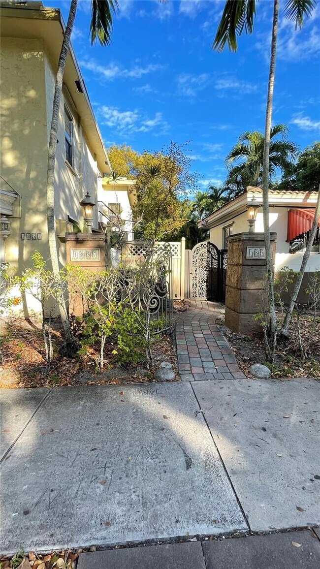 Building Photo - 1857 Buchanan St