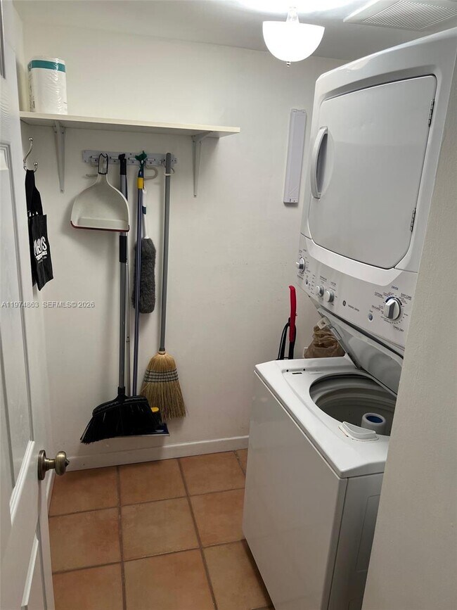 Building Photo - 2025 Brickell Ave