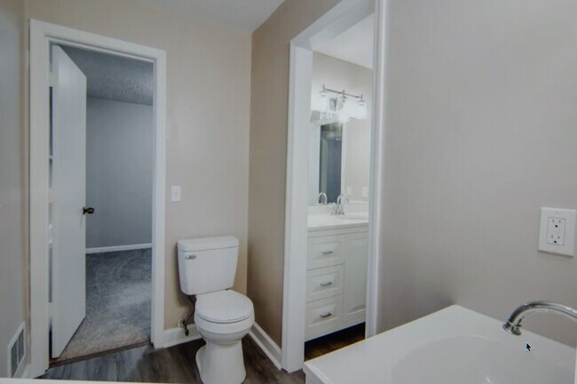 Building Photo - 2475 Drexel Dr