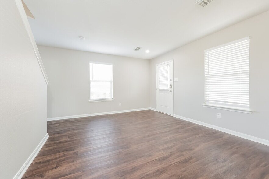 Building Photo - 3330 Legends Mill Dr