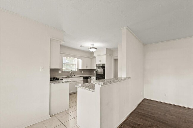 Building Photo - 14110 Saddlebend Dr
