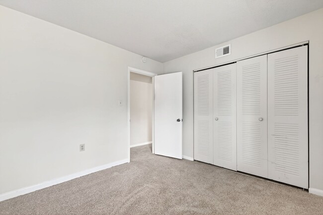 Building Photo - Charming 2BR Bolinwood Condo in Prime Chapel Hill Location!