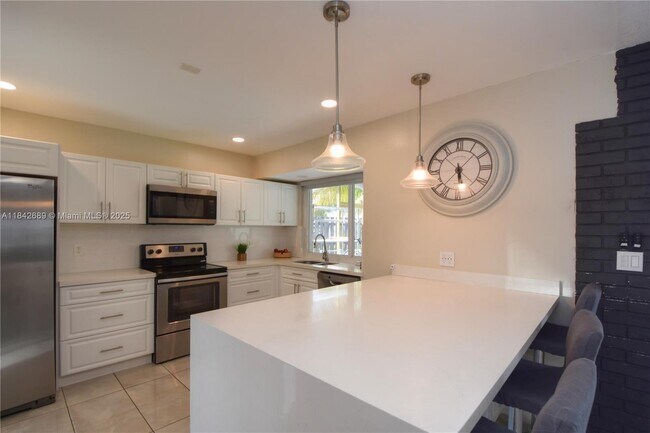Building Photo - 609 S Crescent Dr
