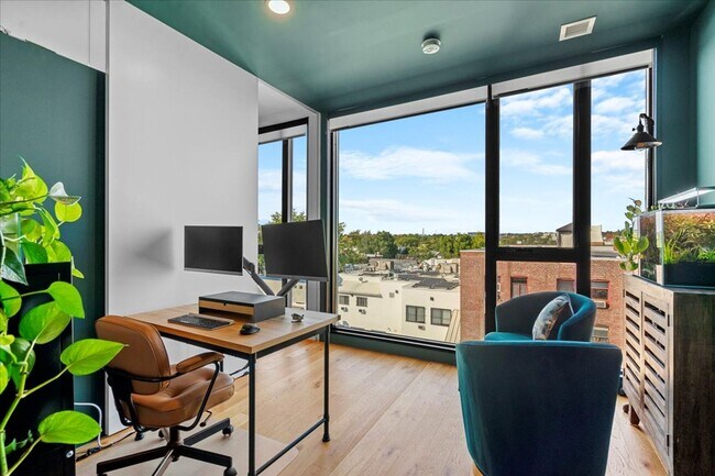 Building Photo - Stunning Penthouse w/ Private Terrace & Pa...