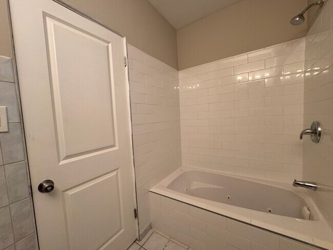 Building Photo - 3834 N Hermitage Ave
