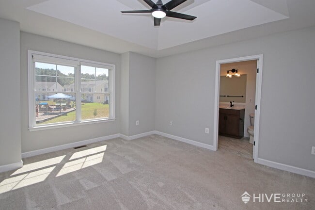 Building Photo - "Impressive 3-Bed Townhouse with Fenced in...