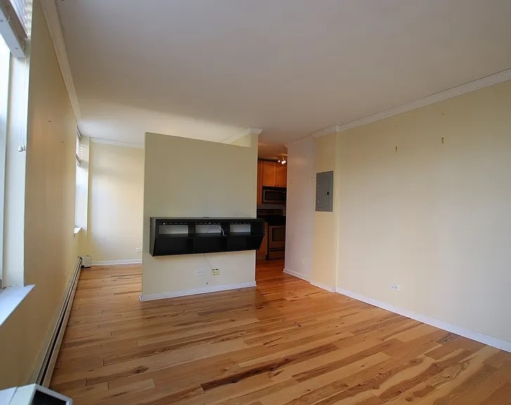 Building Photo - 3033 N Sheridan Rd