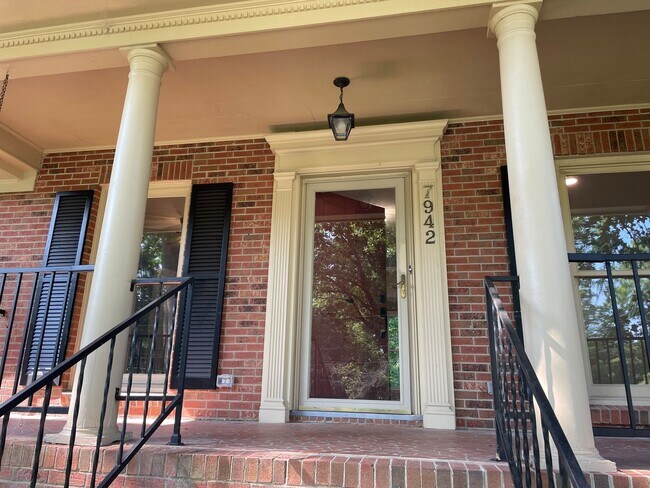 Building Photo - Four Bedroom Brick Home in Denver with finished basement and Seasonal Lake Views!