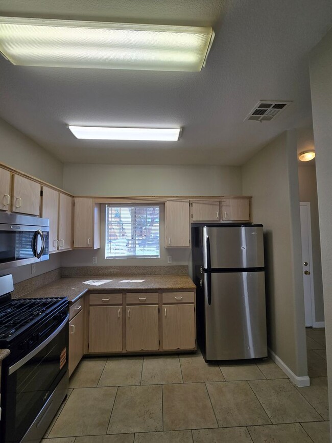 Building Photo - Beautiful 2 Bedroom Condo with Garage!