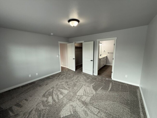 Building Photo - 875 Hickory St NE