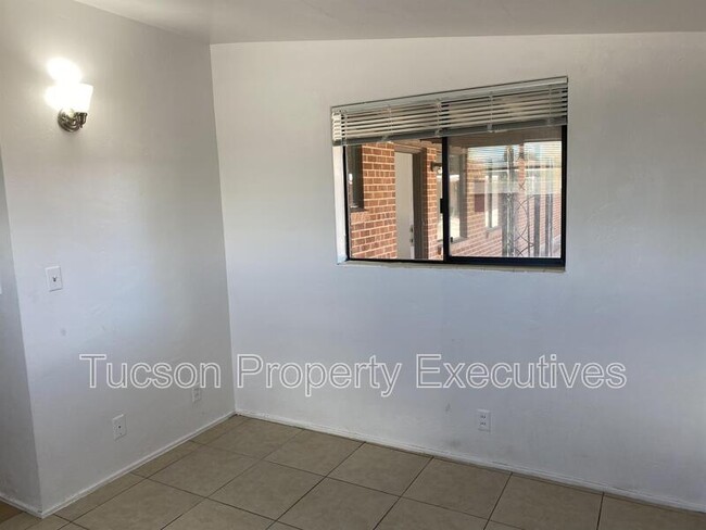Building Photo - 1646 N Beverly Ave