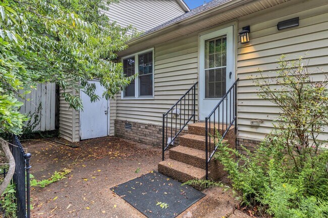 Building Photo - 5535 Thalman Dr