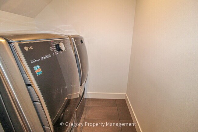 Building Photo - Newer Luxury 4 Bed 3 Bath 2 Car Garage Townhouse in Desirable Downtown Bothell Location. Walk to ...