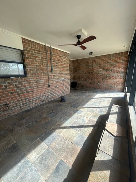 Building Photo - 606 W Ridge Dr