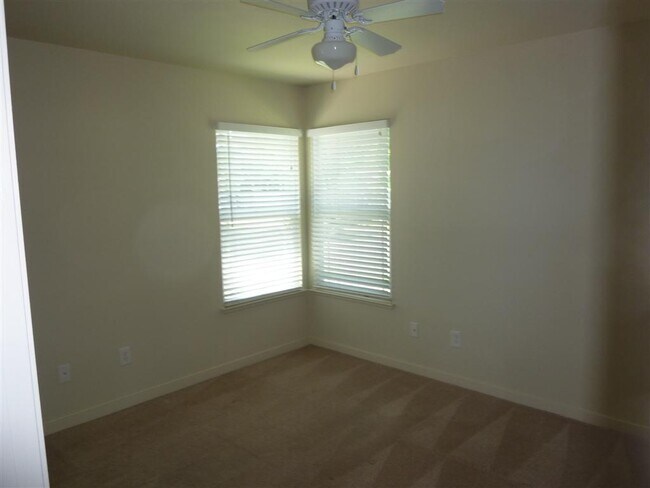 Building Photo - DOWNTOWN PLEASNTON Home with WASHER AND DRYER - 1 CAR GARAGE
