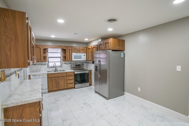 Building Photo - 1393 Stanley Dr