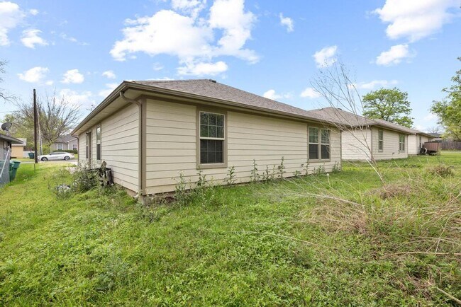 Building Photo - 119 N Andrews Ave
