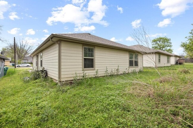 Building Photo - Step into comfort and modern convenience with this charming 3-bedroom, 2-bathroom home in Sherman...