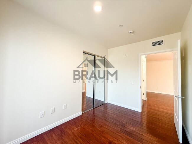 Building Photo - 332 S Virgil Ave