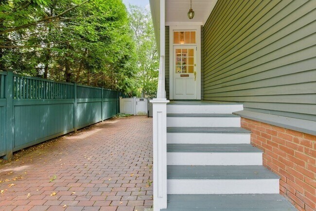 Building Photo - 14 Ash St