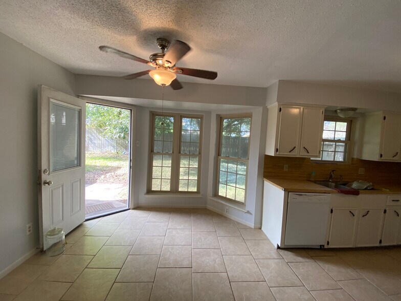 Building Photo - 1803 Falcon Dr