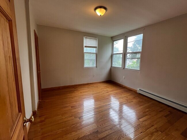 Building Photo - 42 Waugh St