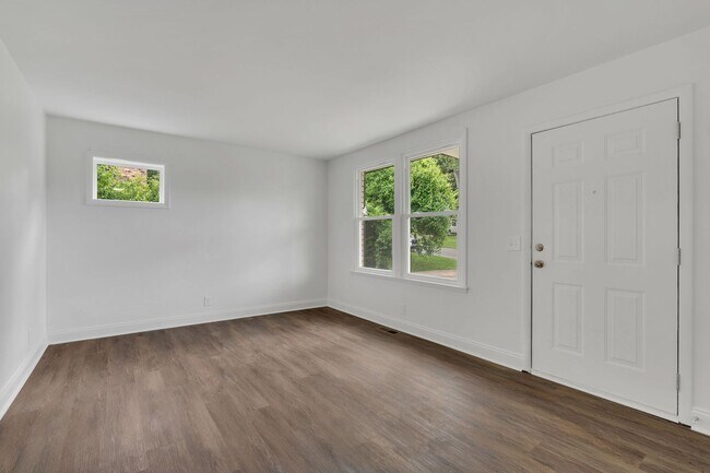 Building Photo - Incredible Fully-Updated 3 Bedroom Home wi...