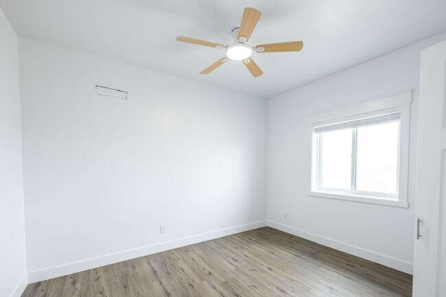 Building Photo - L2422OY