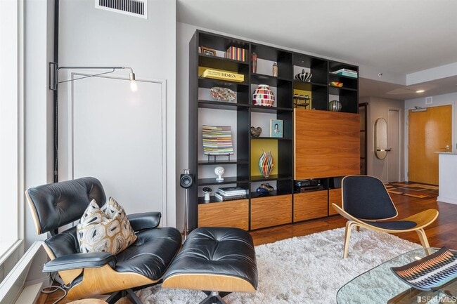 Building Photo - 425 1st St