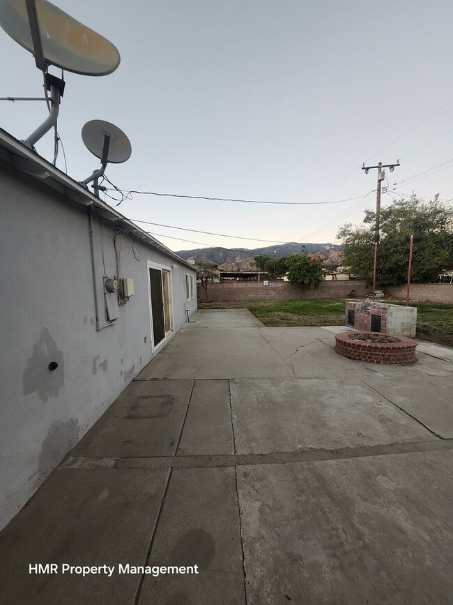 Building Photo - Beautiful remodel 3 bed 2 bath house