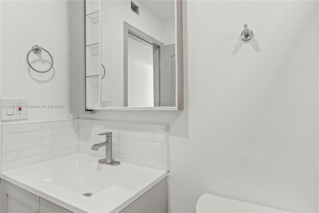 Building Photo - 7913 NW 72nd Ave