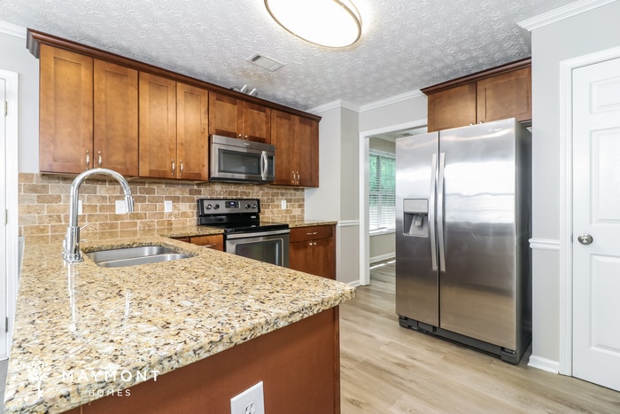 Building Photo - 700 Castlebrooke Dr SE