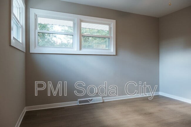 Building Photo - 2401 Truax Ln