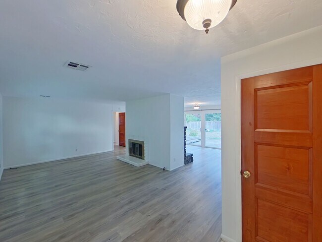 Building Photo - 3 Bedroom Family Home in the Harlow Street Bridge Area