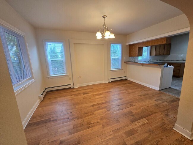 Building Photo - Large Beautiful South Hill Home! Available Now!