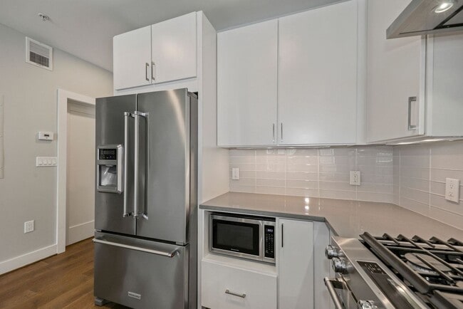 Building Photo - Professionally Managed // 2 bedroom 2 bathroom Modern Condo//  Adams Morgan// Parking Included!