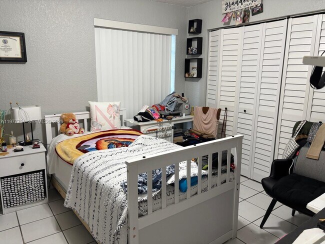 Building Photo - 10834 N Kendall Dr