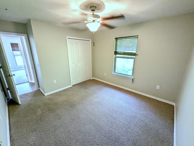 Building Photo - 8450 Island Dr