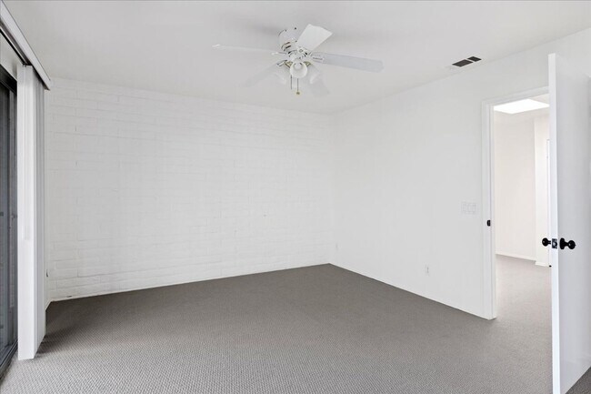 Building Photo - Escondido 2 bed 2.5 bath condo for lease