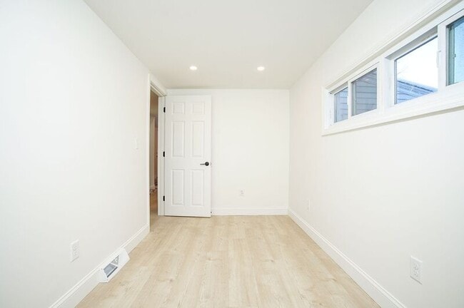 Building Photo - 2403 Westfield St