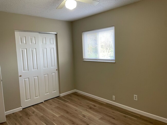 Building Photo - 309 N Lincoln Dr