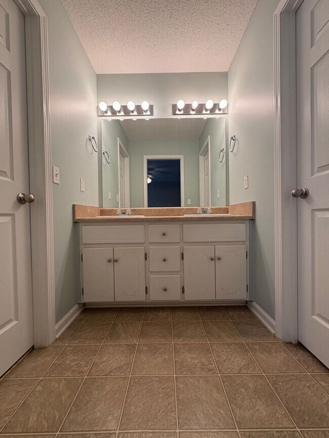 Building Photo - WAKEFIELD SUBDIVISION - Double Garage!  GRANITE COUNTERTOPS.