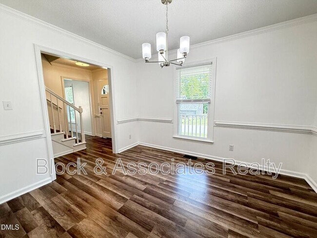 Building Photo - 401 Holly Berry Ln