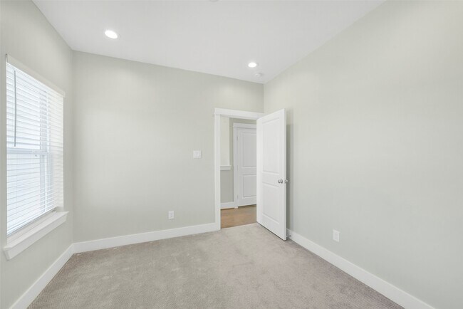 Building Photo - 720 W Donovan St